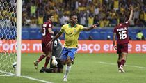 Útočník Brazílie Gabriel Jesus slaví v zápase s Venezuelou branku. Ta ale...