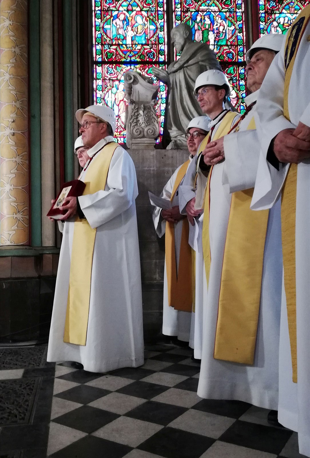 V pa�í�ské katedrále Notre-Dame se konala m�e, první od velkého po�áru.