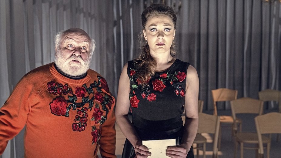 Nový Fernando Krapp. Ve stylov� �isté inscenaci Jana Holce hrají Jan Bílek a...