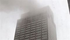 Ze stechy výkové budovy v centru New Yorku se valí kou, poté co na ni...