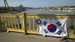 Na most, pod ním se potopila lo, visí korejská vlajka. Práv korejtí...