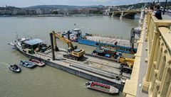 Jeáb, který zvedne a 200 tun, vytahuje vrak lodi ze dna Dunaje v Budapeti.