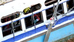 Jeáb, který zvedne a 200 tun, vytahuje vrak lodi ze dna Dunaje v Budapeti.