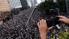 Zábr z demonstrace ped budovou parlamentu v Hongkongu, kde lidé protestují...