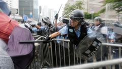 Protest ped budovou parlamentu v Hongkongu se vyhrotil.