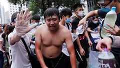 Demonstranti, proti kterým policisté pouili slzný plyn, se museli rychle omýt...