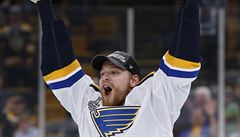 Colton Parayko slaví se Stanleyho pohárem v rukou