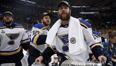 Alex Pietrangelo (vpravo) oslavuje se spoluhrái.