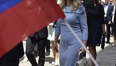 Nov� slovensk� prezidentka Zuzana �aputov� cestou do katedr�ly sv. Martina v Bratislav�.