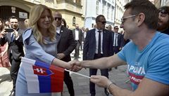 Nová slovenská prezidentka Zuzana aputová se zdraví s lidmi cestou do...