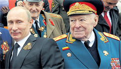 Významná osoba sovtské tajné policie KGB Filipp Bobkov (vlevo) po boku ruského...