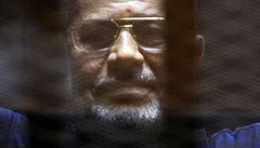 Bývalý egyptský prezident Mohamad Mursí p�ed soudem v roce 2015.