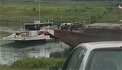 VIDEO: Na Labi v Německu se srazila česká nákladní loď s přívozem, nikdo neutrpěl zranění