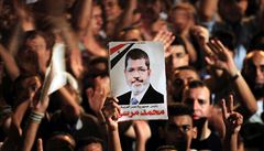 Obrázek prvního muslimského prezidenta Egyptu, Muhammeda Mursího, nad hlavami...