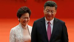 éfka exekutivy Carrie Lam (vlevo) a ínský prezident Si-Tching Ping kráejí...