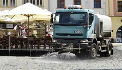 Vozy technických slueb kropí v nynjích tropických dnech ulice v Olomouci. Na...
