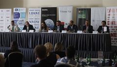 Ú�astníci konference - zleva moderátor Lud�k Voká�, Filip Neterda, Jaroslava...