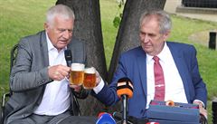 Bývalý a současný prezident si na oslavě narozenin přiťukli pivem. | na serveru Lidovky.cz | aktuální zprávy