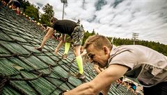 Závodníci pi výstupu na mstek K-120 pod libereckým Jetdem.