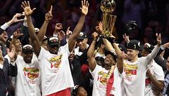 Basketbalisté Toronta Raptors se radují z vítzství v NBA