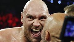 Tyson Fury se raduje spolu se svým kouem z výhry nad Tomem Schwarzem.