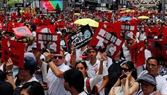 Ani po masových protestech vedení Hongkongu neustoupí. Na vydávání lidí do Číny trvá