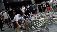 Povalené zábrany pi veerních protestech v Hongkongu.