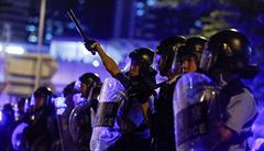 Policie bhem demonstrací v Hongkongu.