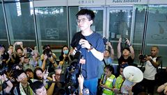 Ve svém prvním veejném vystoupení ihned vyzval správkyni Hongkongu k demisi.