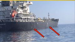 Ameriané zveejnili snímek lodi Kokuka Courageous. ipky ukazují místa zásahu.