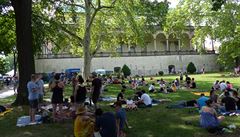 Mnozí z více ne� dvou tisíc rozpálených náv�t�vník� vyu�ívají ve chvíli pauzy...