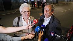 Michel Platini (vpravo) a jeho právník William Bourdon. | na serveru Lidovky.cz | aktuální zprávy