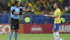 Brazilec Arthur se hádá se sudím Juliem Bascuánem bhem zápasu proti Venezuele.