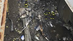 Trosky po nehod vrtulníku na stee mrakodrapu v srdci Manhattanu.
