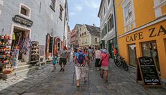 V eském Krumlov je v lét ivo, i pes horké letní poasí je v ulicích plno.