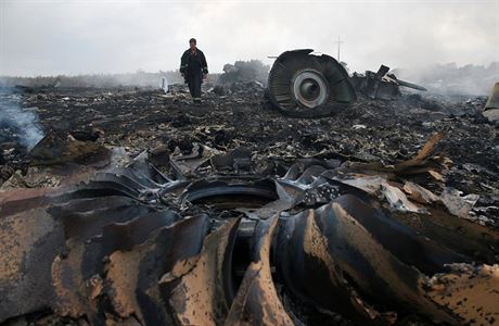 Místo katastrofy malajského letounu Boeing 777 na lince MH17. Letadlo po...