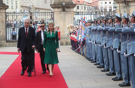 Prezidenti eské a Slovenské republiky bok po boku kráí k Praskému hradu.