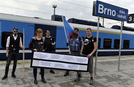Lidé ekají v Brn na odjezd vlaku, kterým se pesunuli do Prahy na demonstraci...