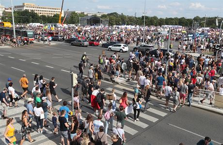 Lidé se stále scházejí na demonstraci proti Beneové a Babiovi.