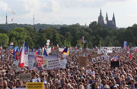 Milion chvilek pro demokracii si srpnovou okupaci připomene pochodem na  Hrad | Domov | Lidovky.cz