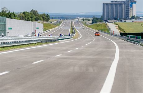 Nov otevených osm kilometr dálnice D3.