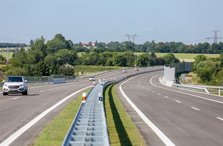 Nových osm kilometr vysokorychlostní silnice D3 mezi Boilcem a evtínem.