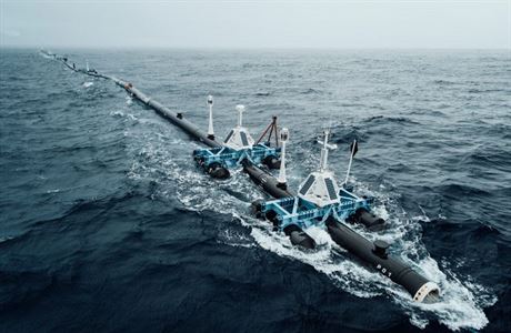 Zařízení organizace The Ocean Cleanup (“úklid oceánu“) má podobu 600 metrů...