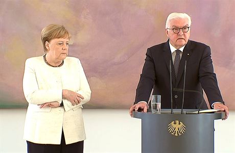 Angela Merkelová se pi setkání s nmeckým prezidentem Steinmeierem tásla po...