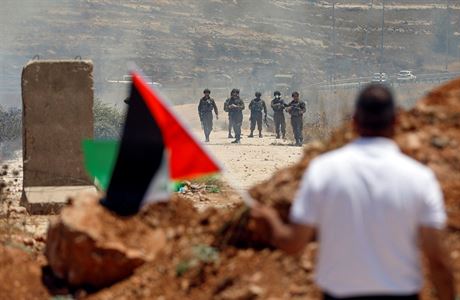 Palestinec s vlajkou protestuje proti americkmu mrovmu plnu na zem...