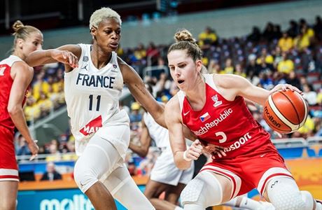 Kapitánka eských basketbalistek Romana Hejdová proti Francii.