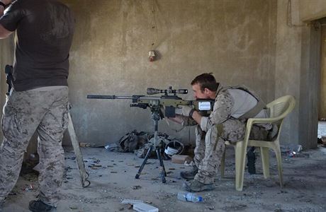 Písluník Navy SEAL Eddie Gallagher v Iráku.