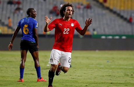 Egyptský fotbalista Amr Warda (v erveném).