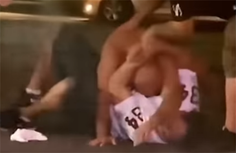 Bojovník UFC B. J. Penn se pere s vyhazovaem.