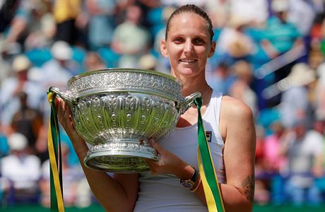 Karolína Plíková s trofejí za výhru v Eastbourne.